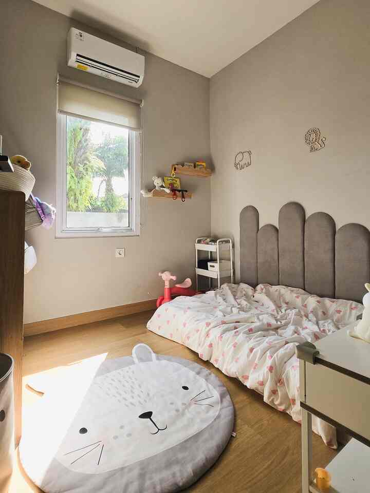 Anakku mulai tidur sendiri di kamarnya waktu umur 1 tahun. Ini caraku untuk dandanin kamar mungil luas 2,5x2,5m supaya nyaman dan bocil friendly:
- Floorbed supaya bisa naik turun kasur mandiri dan meminimalisir anak jatuh dari ketinggian
- Playmat untuk main di lantai
- Wall panel supaya kepalanya aman ga terbentur tembok
- Pelindung sudut untuk extra aman 👌
- Dekorasi simpel seperti rak buku dan wall decor supaya betah di kamarnya

Semua masih loose furniture yaa karna kebutuhan anak yang masih berubah-ubah~ 


#kamaranak #kamaranakperempuan #dekorasikamar #inspirasikamaranak #kamarkecil