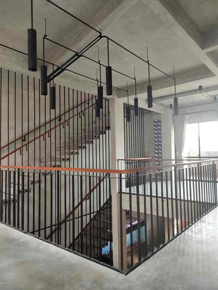 "ALL ABOUT VERTICAL"
Railing VERTICAL dari plat besi tipis mendominasi interior lantai 2.Memberikan kesan ruangan menjadi lebih tinggi dan lapang.
Interior industrial didukung oleh flying stairs semen unfinished.
Kami sangat memperhitungkan sudut elevasi tiap anak tangga untuk kenyamanan dan keamanan.
Jadi Tanpa hiasanpun,rumah ini sudah cukup ramai dengan aksen vertikal dari railing tangga dan lantai 2
#rumahIndustrial #ideTangga #FlyingStairs #interiorRumahIndustrial #ideRailingTangga #IdeLantai #LantaiSemen