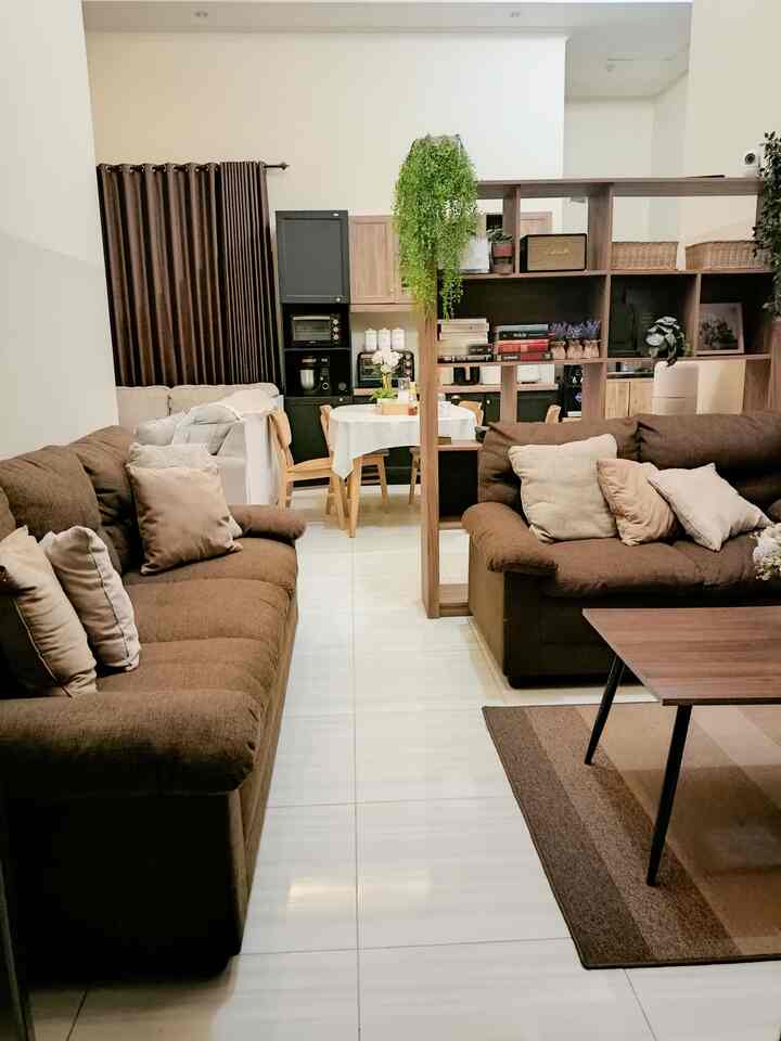 Hallo ini ruang tamu mungil di rumah Fatih, ukuran ruang tamu kami adalah 3m x 3m, cukup untuk ukuran sofa sedang meja dan lemari buku sebagai sekatnya.

#sofaminimalis #catrumahminimalis #stylingruangtamu #dekorasilivingroom #inspirasilivingroim
