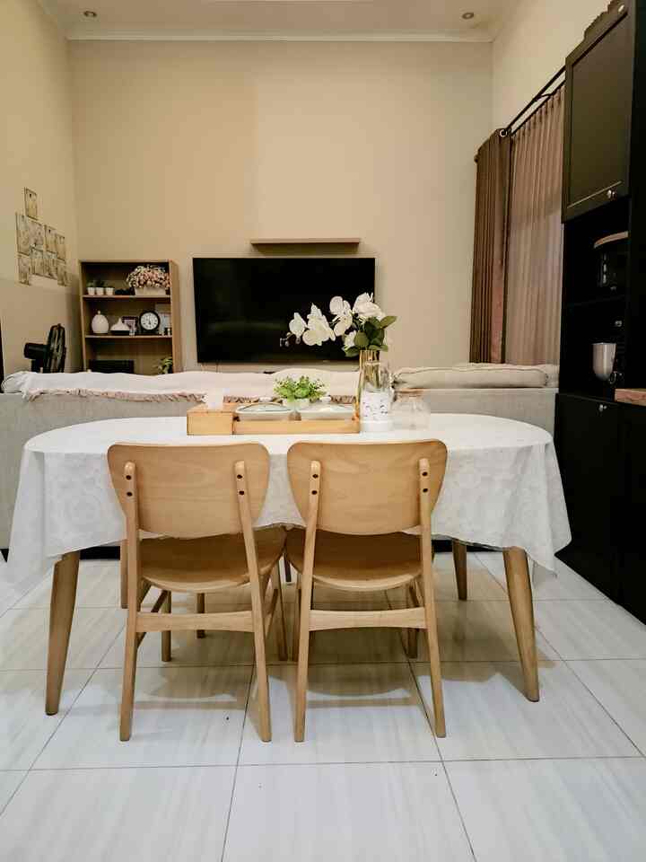 Ini adalah ruang makan di rumahfatihh. Di sini terdapat satu kabinet lemari untuk berbagai prabotan dan pastinya ada meja makan favorit ku dari bahan kayu mahoni. Sangat natural dan pastinya membuat bagian ini sangat estetik😍😍😍

#insirasimejamakan #mejamakanminimalis #dapurminimalis #kitchensetminimalis #catrumah