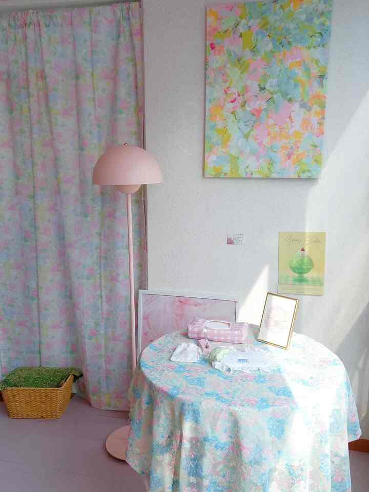 #春が来た

春にはやはり花ですよ🩷
春にふさわしいきれいなフラワーパターンのカーテンとキャンバス、
テーブルクロスで雰囲気を変えました。

＃家を飾る ＃インテリア＃ピンクインテリア
#カラーインテリア #パステルインテリア #ベランダインテリア#homeinterior #homestyling #homedecor #koreanstyle #roominspo

