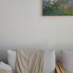 #오늘의우리집 #콘수프기록 #거실인테리어 #명화그림 
#원목가구 #식물인테리어 #달력인테리어 #포스터액자 
#앤더슨 #레이디가구 #오늘의가든 #오늘장면한컷 
거실 인톄리어를 내놓고 자랑할 만큼은 아니지만 
나름 액자나 우드, 식물로 요리조리 자리를 바꿔가며
살고 있어요. 
저의 취향은 벽의 여백을 너무 좋아합니다. 
그래서 벽에 무언가를 걸거나 구멍을 내지 않는 한사람. 
그림은 전부 바닥이나 가구위에 얹어서 즐기고 있어요.
단, 거실 소파위에 그림 한조각만 걸어두었죠. 
제법 따스해진 햇빛 으로 저의 건조한 거실이 환해지는
시간 #오늘의우리집 한컷 찍어봤어요. 🏡💘