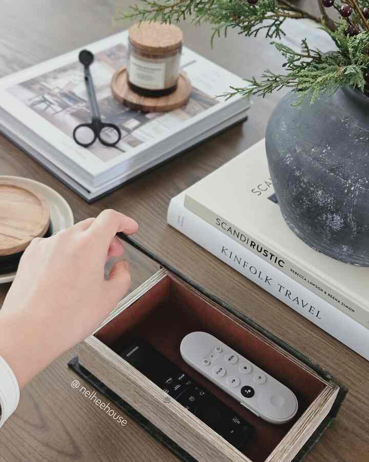 How to hide remote controls aesthetically? Use a book box on the coffee table! 😘 

#livingroom #coffeetable #livingroomtable #stylinghome #coffeetablestyling #organizationtip #neutral #cozyroom