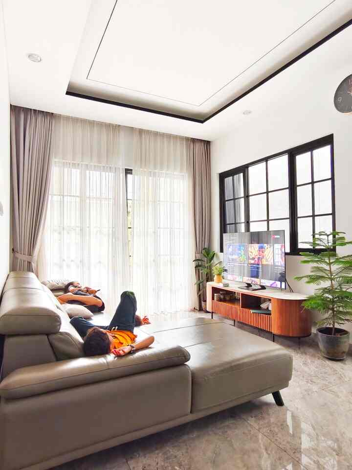 Ketika memiliki rezeki untuk membangun rumah, kami menitik beratkan pada rumah yang ramah anak, karena anak kami masih kecil-kecil. 

Beberapa material ramah anak yang di aplikasikan pada Ruang Tamu dan Kamar Tidur Utama di Kaffah House adalah sebagai berikut:

1. Sofa L-Shape berbahan Kulit, Jenis Sofa yang memiliki keempukan di semua sisi membuat nyaman di gunakan untuk di duduki ataupun di jadikan senderan ketika sedang duduk di lantai. Sedangkan bahan kulit akan memudahkan dalam perawatannya jika ketumpahan makanan atau minuman. untuk bentuk L-Shape memberikan area lebih luas untuk tempat duduk ataupun jika anak tidur

2. Meja tv bersudut lengkung, sudut lengkung bisa meminimalisir trauma jika terjadi benturan yang tidak disengaja.

3. Play mat, kami menggunakan play mat berbahan eco friendly dan non-toxic TPU foam yang memang aman untuk digunakan sejak bayi. Selain itu juga nyaman di gunakan untuk alas main ataupun tidur. Perawatannya juga gampang karena berbahan kulit.

4. Divan kolam yang dilapisi busa sekelilingnya, hal ini juga bisa meminimalisir trauma jika terjadi benturan. Maka divan ini merupakan pilihan yang tepat bagi yang masih memiliki anak kecil 

Kira-kira material apa lagi ya yang ramah anak menurut tetangga online?!

#KamarRamahAnak
#RuangTamuRamahAnak
#SofaKulit
#SofaRamahAnak
#MejaTv
#MejaRamahAnak
#PlayMat
#PlayMatRamahAnak
#RumahRamahAnak
#MaterialRamahAnak
#ChildFriendlyHome
