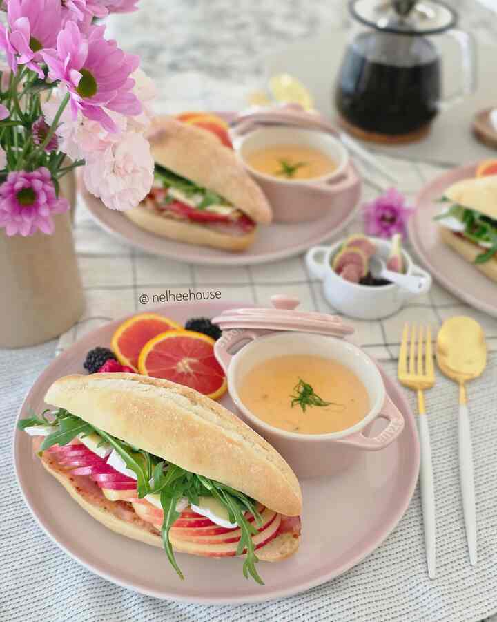 Anybody in love with pink dinnerware?🩷
#kitchen #brunch #plate #dinnerware #homecafe #sandwich #spring #platingshot 