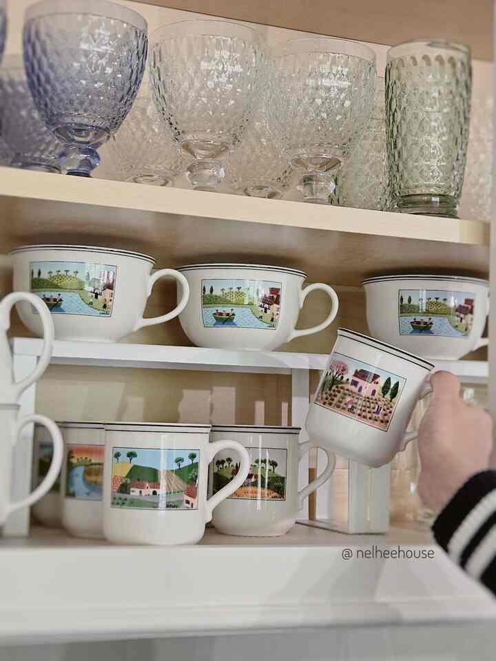 Pro tip for organizing your mugs and cups: 1. Use a shelf riser to utilize both under & top of the shelf space. 2. Arrange the same type of mugs in a vertical display just like grocery store shelf! NO shorter mugs in front and taller ones at the back. This way you will have to clear the front in order to grab the taller one at the back. Not efficient! 3. Use hard to reach shelves more efficiently. Lower shelves are for mugs that you use daily and top shelves are great for cups that are seldomly used🍸
#kitchen #kitchenorganization #mugs #coffeemug #organized #organizedkitchen #tidykitchen 

#