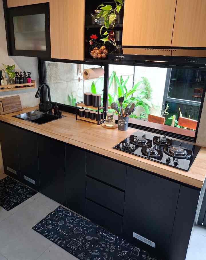 Dapur yang ku desain sendiri karena bakal jadi ‘workspace’ sehari-hari. Biar aktivitas memasak dan mencuci piring nggak membosankan, dapur dengan kitchen set sepanjang 2,3 meter ini langsung menghadap jendela terbuka yang mengarah ke taman.

#kitchen #kitchenset #kitchenideas #dapurminimalis #dapurmodern #dapurhitam #dapuroutdoor #dapurindustrial