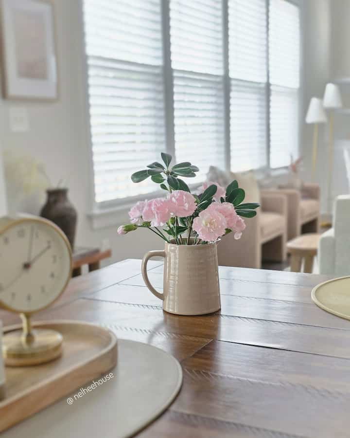 Spring flowers🌸
#diningroom #cozyhome #neutral #organizedhome #diningroominterior #diningtable #springinterior 