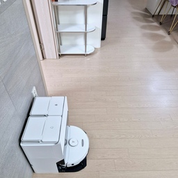 #살림살이
진짜 너 없으면 어쩔뻔했니~~
라고 생각이 들만큼 열일해주고있는 로보락
구석구석 먼지를 쓸어주고
물걸레로 반짝반짝 광내주고
청소 후에는 먼지도 비워내고
걸레도 알아서 빨고 말려놓으니
이보다 좋을 수가 없어요~
직수형이 아니라 이삼일에 한번씩
물통 비우고 채워주기는 해야하구요
걸레받이 청소도 한달에 한번씩 주기적으로 해줘야
냄새없이 깨끗한 청소가 가능하다는 점은 참고하세요!
#콘수프기록 #잘산템 #살림은장비빨 #로봇청소기추천 #로보락추천 #잘샀다템 