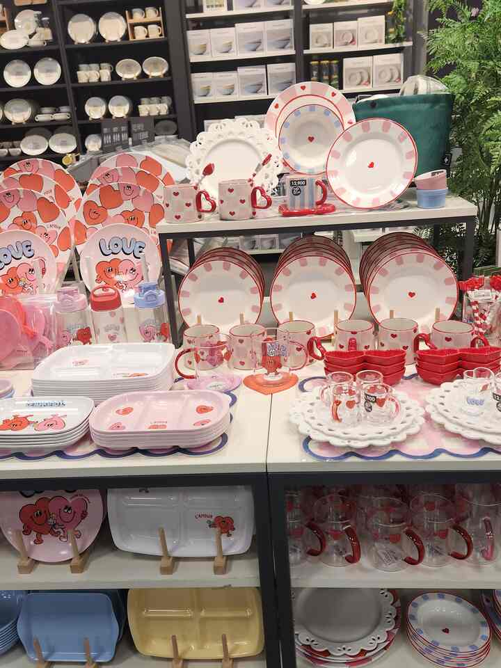 週末ショッピング履歴 🛍️💸

週末に富川スターフィールドシティに行ってきました！ 
天気も晴れて春の気運がいっぱい感じられましたよ🌸。 
行くキムにモダンハウスも立ち寄ってみましたが、本当に春が盛り上がってきた感じでした。 

特にラブトゥゲザー＆メルティングハートシリーズのボウルたち…とてもきれいで目を離すことができませんでした💖。 
すぐに家に連れて行きたかったのですが…

結局、三男売買いで30万ウォン以上支出して、私は一つも買えなかったという悲しい話😂。  #모던하우스 #러브투게더 #멜팅하트 #스타필드시티 #주말쇼핑 #삼남매맘 #아이들과함께 #다음에는내꺼



