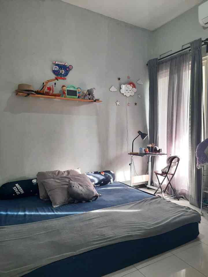 Kamar tidur anak simpel dan minimalis.
Kamar ini masih bawaan standar developer ukuran 3 x 3 meter. Sementara ini furniture masih bawaan dari rumah kontrakan sebelumnya seperti kasur dan meja kerja lama yg bisa di adjust ketinggiannya. Kasur lesehan dapat menimalisir anak jatuh dari ketinggian tempat tidur. 
Meja belajar kami pilih yang bisa diatur ketinggiannya agar nanti ketika anak sudah besar masih bisa digunakan. 

Nanti kedepannya ada rencana make over kamar anak ini dengan perubahan cat dinding dan beberapa tambahan item dekoratif untuk anak laki2. Jadi, tunggu yaa make overnya. 😉

#kamartiduranak #mejabelajaranak #warnacatrumah #tempattiduranak #rumahramahanak #materialramahanak #childfriendlyhome #dekorasikamaranak #interiorkamaranak #inspirasikamaranak 
