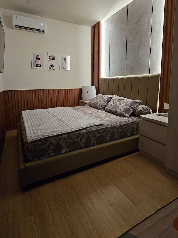 Kamar tidur yang nyaman menjadi kunci agar waktu beristirahat menjadi lebih efektif dan menyenangkan. 
Agar terasa lebih nyaman berikut beberapa material yang saya gunakan di kamar tidur saya:

☝️ Saya menggunakan SPC Flooring di kamar tidur utama ini agar terasa lebih warm, dan juga ketika bangun tidur di pagi hari, tidak terasa dingin ketika menginjak lantai. 

✌️ Untuk material dipan, saya memilih dipan dengan busa agar lebih nyaman dan empuk. Dipan ini juga tanpa kolong, sehingga meminimalisir debu di bawah ranjang. 

👌 Agar malam hari tidak terlampau terang, saya memasang LED Strip di bagian backwall dari tempat tidur, diletakkan di belakang wall panel WPC. LED Strip dengan cahaya yang cukup ini juga dapat digunakan sebagai lampu baca saya di malam hari.

Sebagai tambahan styling kamar tidur ini, saya juga memasang wall panel WPC di sekeliling dinding kamar agar memberikan kesan homey dan warm. 

Memang tidak terlalu banyak ornamen di kamar tidur ini, namun untuk saya kamar ini sangat nyaman dan dapat membuat saya beristirahat dengan maksimal.

#InspirasiDekorasiRumah
#RumahNyaman
#InspirasiHomeStyling
#WallPanelEstetik
#SPCFlooring
#LantaiSPC
#DivanTanpaKolong
#DivanBusa
