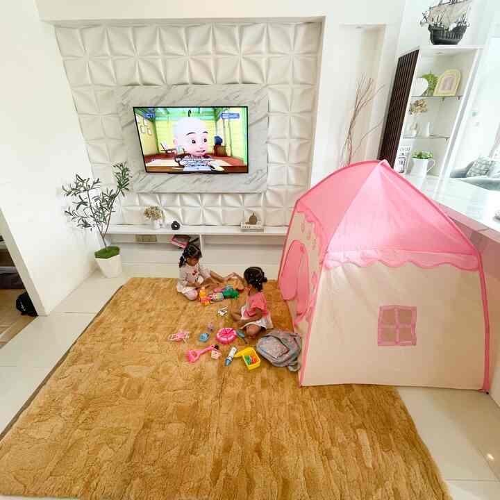 Ruang Keluarga
Dimana ruangan ini menjadi tempat kumpulnya kami sekeluarga,dari nnto,makan mau pun tempat bermainnya anak anak.

Beberapa material yang ramah dengan ank
1.Karpet yang berbahan bulu tebal dan anti slip membuat nyaman untuk diduduki mau untuk rebahan
2.Meja tv yang tidak ada sudutnya 
3.Tenda kain memberikan ruangan bermain tanpa resiko 
4.Storage yang berbahan plastik untuk penyimpanan yang rapi agar mainan tidak berserakan


#playmat #tendaanak #RumahRamahAnak #MaterialRamahAnak #ChildFriendlyHome
