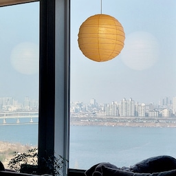 💙 미세먼지 심한 날 감사하게 되는 가전 💙
(내돈내산 2)
요 며칠, 제가 사는 지역은 미세먼지 수치가 안 좋아요. 창밖으로 보이는 풍경마저 시원하지가 않을 정도. 이 상황에서 어린아이들을 데리고 외출해야 하는 상황이 많다 보니 집을 나설 때마다 어찌나 신경이 쓰이는지!
그래도 이럴 때면 엎드려 절하고 싶어지는 가전이 있어요. 바로 에어드레서(스타일러)랍니다.
저희 집에서 사용하는 모델은 삼성 비스포크 에어드레서 DF10C9500CG로 5벌까지 한꺼번에 넣을 수 있는 제품이랍니다. 아직 패딩을 입는 요즘같은 계절, 미세먼지 수치가 높으면 저는 외출을 마치고 집에 오자마자 입었던 옷들을 에어드레서에 넣고 소요시간 25분짜리 미세먼지 코스로 돌려요. 그동안 저랑 아이들은 머리끝부터 발끝까지 깨끗하고 씻고 나오고요. 
오늘도 아침 일찍부터 둘째를 데리고 어린이집에 갔다가 정기검진을 하러 소아과에까지 다녀오니 점심시간이 훌쩍 지나있더라고요. 미세먼지 때문에 신경 쓰였지만 에어드레서에 옷 넣어 돌리고 저랑 아이는 샤워를 하고 나니 아, 상쾌해! 저녁에는 첫째와 남편의 겉옷을 모아 다시 한번 미세먼지 코스를 돌리고 나면 오늘 하루 뽀송하게 마무리할 수 있을 것 같아요. 😁
#내돈내산 #콘수프 #콘수프기록 #에어드레서 #스타일러 #삼성비스포크 #비스포크에어드레서 #미세먼지 #맞팔 #맞팔해요 #소통해요