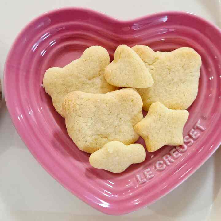 ＃かわいいテム最高です＃コンスープ記録子供が自分で作ったクッキーをきれいに入れて食べる

子どもがこっそり作ったクッキー。それでも奇妙に手が行かなかったという… 😅
焼けば殺菌になりますか..😇
それでもきれいに盛ってくれたら一生懸命よく食べました。 🤗


🏷ルクルゼハートプレート💗
子供が作ったクッキーをルクルーゼマグカップセットにあったハート皿に盛って食べました。ルクルジェマグは茶飲む時よりもお皿によく書いています。 
それでもきれいな皿に載せると気持ちがまた良いおやつの時間でした。

🏷クッキー保存はWeck✨️
クッキーは作ってから、とにかく一日二日なら全部食べるのでWeckガラス瓶に入れて保管します。 Weckはデザインがきれいで1つ2つ買ったので、今、ほぼすべてのサイズをすべて持っています。 580mlのサイズは、国道の果物も残った野菜もあれこれ入れるのが好きで、最もよく使うものの一つです。 

+ 昨日結婚式に行ってきて伸びたら返事が押されましたね！一人ずつまたすごくお会いしましょう😆

#ルクール製 #Weck 
＃メッパル＃メッパーウェルカム 


  