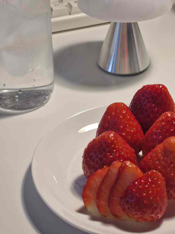 いちごが終わったので残念です！😵🍓

＃オーホームストア＃コンスープ記録＃スナック＃フルーツ＃プレーティング＃季節のフルーツ＃季節の料理＃オーガーデン＃皿＃プレート＃お勧め＃ガラスカップ＃ガラスカップおすすめ＃イケア＃イケアデスク＃部屋＃飾る＃ジャンサンテム