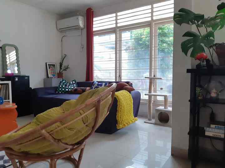 Saat ini kucing kucing dirumah adalah anak anak kami , keberadaan mereka cukup memberikan kebahagian buat kami. Karena kami mempunyai 3 kucing, pasti ada saja barang dirumah ini yg pernah mereka rusak hehe.. berikut ini kami share beberapa material ramah anabul yang kami gunakan berdasarkan pengalaman kami: 

💡 menggunakan sarung cover untuk sofa. ini lumayan sangat membantu mengurangi intensitas anabul untuk menggaruk sofa. Terkadang mereka masih untuk coba coba ya tp intensitasnnya sudah sangat berkurang. 
💡 menyediakan cat tree sebagai tempat mereka untuk hang out atau mencakar cakar 
💡 menggunakan bean bag dari bahan waterproof. Ini sangat berguna sekali karena seandainnya bean bag dipipisin anabul, kita tinggal mencuci covernnya saja & pipnnya tidak akan meresap kedalam 
💡 menggunakan furnitur berbahan kayu / rotan. Furnitur bahan kayu/rotan akan sangat minim kerusakan apabila dicakar oleh anabul

semoga tips ini berguna untuk tetangga online 😸


#coversofa #sofaminimalis #inspirasidekorasirumah #rumahnyaman #inspirasihomestyling #cattree
