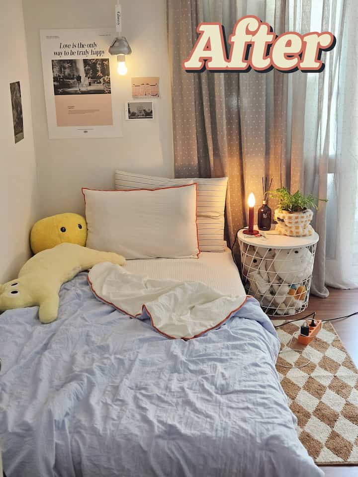 ホワイトとブラウンの木目調が特徴の子供部屋、居心地のよいベッドとクッション、ファブリックカーテン、サイドテーブルと温かみのある照明が配置された雰囲気のあるインテリア