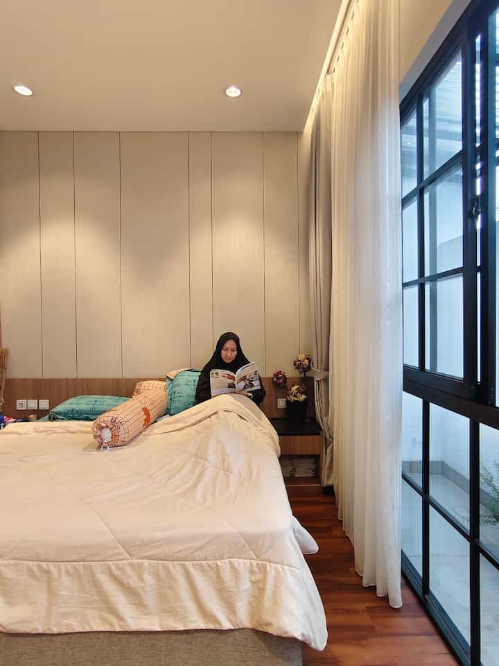 Kamar Tidur merupakan tempat pelarian favoritku dari segala aktivitas, disini aku bebas bersantai sambil membaca buku atau menonton tv, dan yang paling aku sukai setiap pagi adalah menikmati aroma Daun Rosemary yang ada di balkon kamar tidur. Wangi aromatiknya semerbak seketika aku siram daunnya. sangat membuat rileks dan menyenangkan.

#vinyl
#KasurTempatTidur 
#DivanKolam
#Hpl
#JendelaAlumunium
#JendelaBesar
#DaunRosemary
#MomenDiRumah
#InspirasiDekorasi
#RuanganFavorit