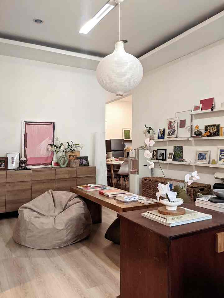 Material kayu itu no debat jalan ninja buat bikin ruangan terasa nyaman dan cozy menurut aku. Karena rumah aku basenya putih, penambahan aksen kayu di lantai dan meja bikin ruangan terasa lebih hangat. Gak perlu harus kayu asli juga, contohnya di living room ini ada perpaduan antara SPC yang menyerupai kayu, meja dengan HPL model kayu, dan meja kayu jati sunguhan. Perpaduan berbagai jenis warna dan motif timber bikin ruangan terasa lebih nyaman dan hangat✨
#credenza #consoletable #coffeetable #mejakayu #spckayu
#InspirasiDekorasiRumah #RumahNyaman #InspirasiHomeStyling