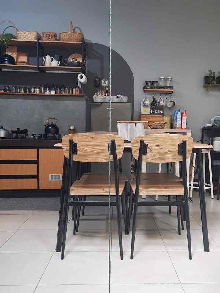 Our favorite room in the house is the dining room which is adjacent to the courtyard. This dining room is really cool and fresh because this space is semi-open. 
We call the courtyard next to the dining room a healing garden. Having morning or evening tea while enjoying the green plants here makes the heart calm and peaceful. 💚 

#diningroomdesign #ruangmakanindustrial #mejamakanindustrial #kitchensetindustrial #momendirumah #inspirasidekorasi #ruanganfavorit #courtyard #healinggarden #inspirasitaman