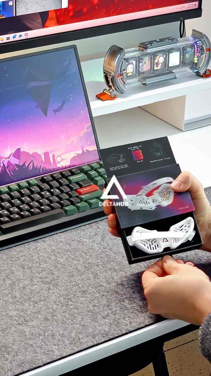 ＃製品提供
ヒーリングスペースデスク、長時間正しい姿勢で楽しむためにこれからDelta hub Carpio G2.0 

長時間の仕事やゲームをしてマウスを使うと、固定された手首に圧力がかかり、痛みが起こることがあります。
デルタハブカルピオG2.0は着用感と痛風、デザインまですべて改善した、まさに欠点のないマウス手首保護台です。 

磁気で手軽にストラップを着脱でき、長時間使用しても手首に負担はもちろん汗がかからず快適でした。
持ち運び可能な専用ポーチで家と会社の両方を使用していますが、瞬くと出勤した日はすぐに手首と肩に疲れやコリが感じられました。 

みんなが癒す自分だけのデスクスペースを飾りながら、長時間正しい姿勢を守るために本当にオススメしたいアイテムです！ 

#deltahub #carpio #carpiog2 #desksetup #desk #whitedesk #gaming #gamingsetup #デルタハブ #カルピオ #手首保護隊 #マウス手首保護隊 #カルピオ2 #デスクテリア 