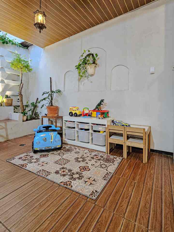 Area Bermain

Area Bermain Anak di rumah kami. kami manfaatkan teras rumah jadi area multifungsi. menjadi tempat bermain anak dan juga area bersantai dirumah. 

Di Area ini kami gunakan  Furnitur Sudut Tumpul: Meja dan kursi dengan sudut lembut untuk mencegah cedera dan Karpet dengan lapisan anti-slip agar tidak mudah bergeser saat anak aktif bermain.

#RumahRamahAnak #MaterialRamahAnak #ChildFriendlyHome #MejaBelajarAnak  #ToysBox #TerasRumah #AreaBermainAnak #AreaBermain #WarnaCatRumah #TempatTidurAnak #RumahNyaman 
