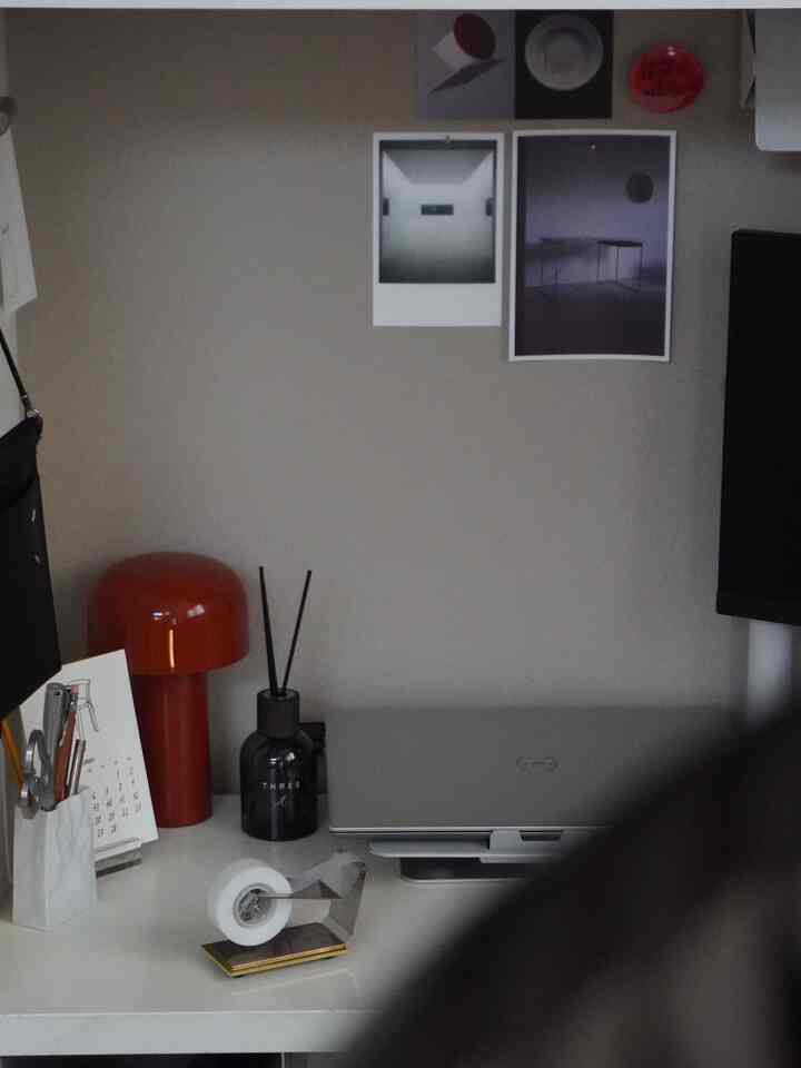 レビューがなくて買うまでにいっぱい検討しただけあって
この3軸式のモニターアームは本当に買って良かった。

そして、ワークスペースに香りを置くと
仕事のモチベーションが上がることに気づいてから
Threeのフレグランス置いてます

#ワークスペース　#モニターアーム　#ルームフレグランス