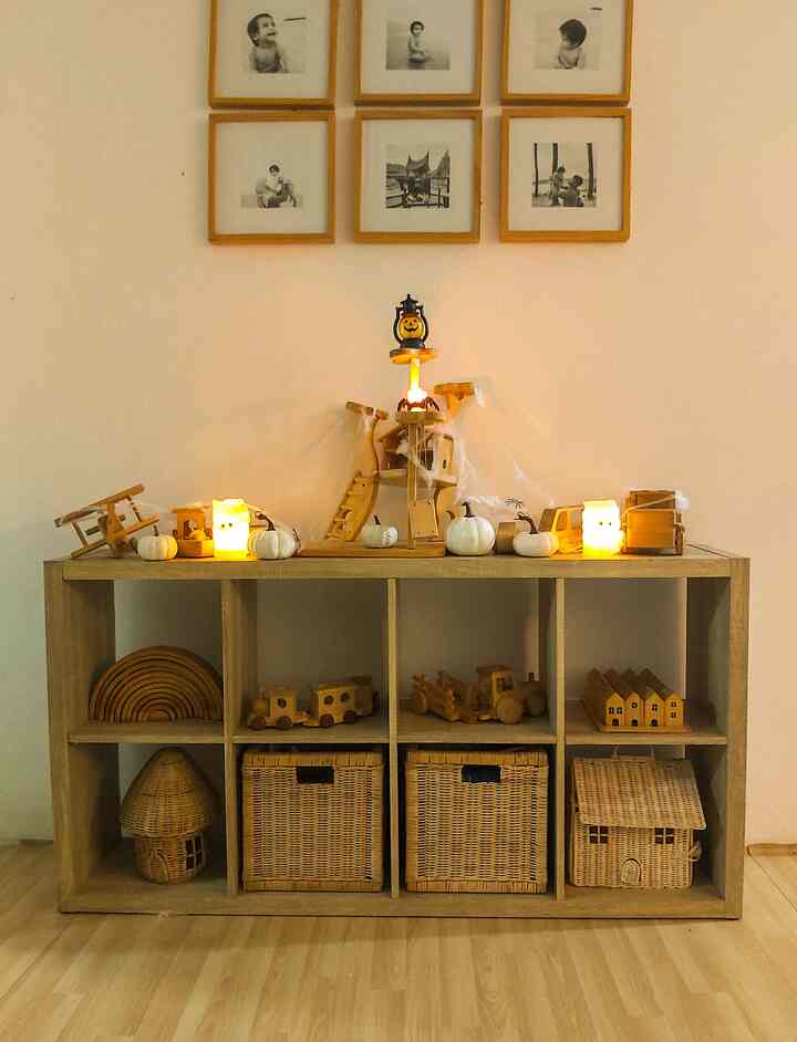 Momen favorit di rumah 🥰
Spot  ini adalah salah satu tempat favorit di rumah, letaknya berada di ruang kumpul keluarga. Awalnya karna dinding area ini yang polos kami menambah beberapa frame foto, tapi kemudian hari kami mempunyai ide untuk menambah rak pajangan mainan kayu anak yang berwarna natural. Di rak ini juga ditambahkan box rotan untuk menyimpan beberapa mainan favorit anak. Area ini setiap hari selalu berantakan karena anak anak suka bermain disini sambil menemani kami memasak di dapur 😅. Selain tempat nya yang strategis karena berada di area open space antara ruang keluarga dan dapur, spot ini juga fungsional karna digunakan untuk tempat bermain dan sebagai salah satu spot pajangan terbaik di rumah kami. 

#momendirumah #inspirasidekorasi #ruanganfavorit #rakbuku #rakmainan #boxrotan #woodentoys #rattantoys #playroom #livingroom

