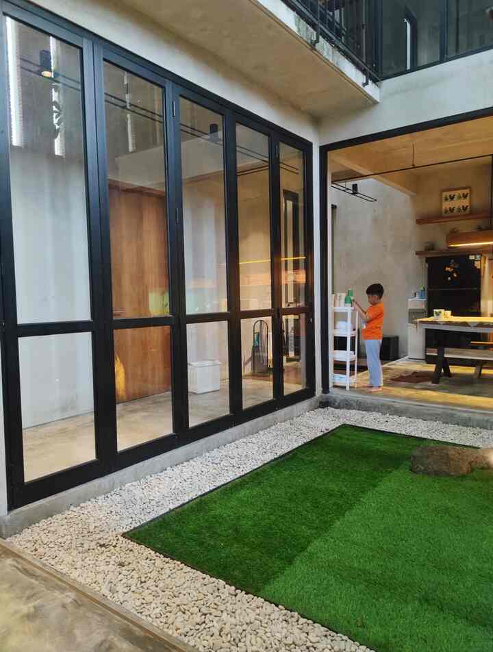 Mempunyai anak kecil yang masih aktif, ada kalanya harus menyiapkan space rumah untuk beraktivitas fisik. Taman tengah ini kami pasangkan rumput sintetis untuk anak bisa bermain sensory. Terkadang kolam renang portable ,kita sediakan ketika musim panas. Memudahkan pengawasan karena terletak di tengah rumah.
Tetap rapi dengan banyak mainan anak ?! Tipsnya adalah dengan membuat storage bench di kamar anak.
Anak bebas bermain di rumah dan orang tua mudah untuk mengawasinya 😍

#KolamRenangAnak #RumputSintetis #BatuKoralPutih #LampuTidurAnak #RumahRamahAnak #MaterialRamahAnak #ChildFriendlyHome