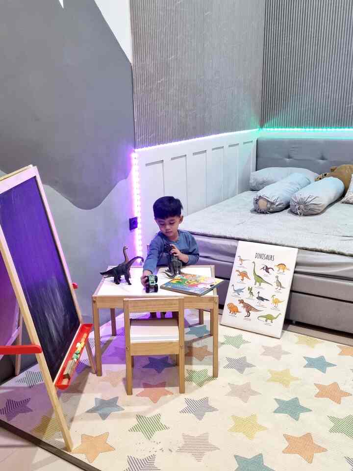 Agar rumah ini kids friendly selain menyediakan playroom, kami jg mendisain kamar anak seestetik dan senyaman mungkin. Kami membuat mural dan memgkombinasikan dg wall panel. Selain itu penambahan lampu strip membuat semakin menyenangkan #RumahRamahAnak #MaterialRamahAnak #ChildFriendlyHome #MejaBelajarAnak #LampuLEDStrip #Wallpanel #KamarAnak #MuralDinding #MuralKamarAnak #InspirasiKamarAnak #KidBedroom