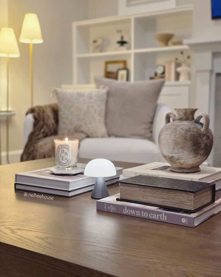 Coffee table restyling 😘

#livingroom #coffeetable #coffeetablestyling #minimal #moody #neutralhome #neutraldecor #livingroominterior 
