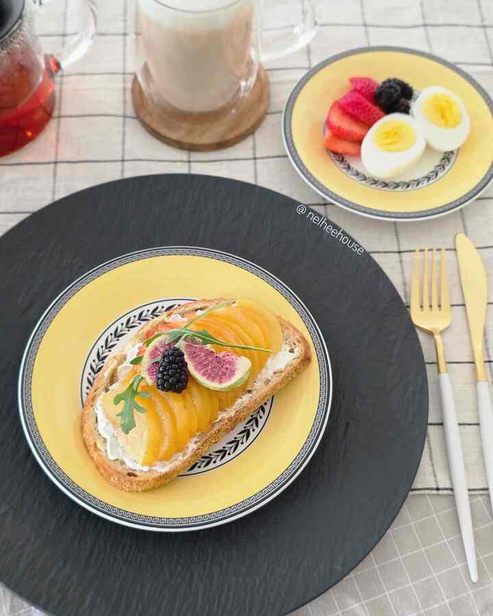 Lemon plum open sandwich💛

#plating #platingshot #Villeroyboch #sandwich #dinnerware #brunchplate #brunch
