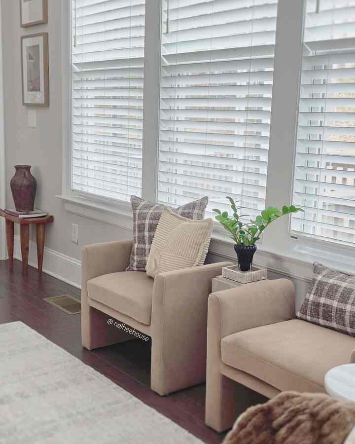 A versatile ottoman that can be used as extra seating🤍
#ottoman #livingroom #livingroominterior #neutral #moody #minimal #organizedhome