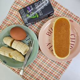 #아침식사 #예쁜템최고야  #콘수프기록 
오늘은 #모던하우스 #디저트접시 에 
맛있는 치즈케이크와 삶은계란,바나나랑
아침을 먹었어요 ㅎㅎㅎ
오늘도 날씨가 쨍쨍하네요 히히
근데 낼부턴 눈이 온다는 소식이 있던데ㅠㅠ
도대체 날씨는 언제 풀리려나요~ 
오늘은 해보고 내일은 집순이 해야겠어요 히히
약속 다녀와서 답방 천천히 갈게요 ㅎ
주말 잘보내세용♡♡
#맞팔 
#맞팔환영 
#맞팔해요 
#주말에제일바빠 
#주말일상 
#주말 
#주말아침 
#간단한아침 
#바나나
#달걀
#치즈케이크
#피크닉
