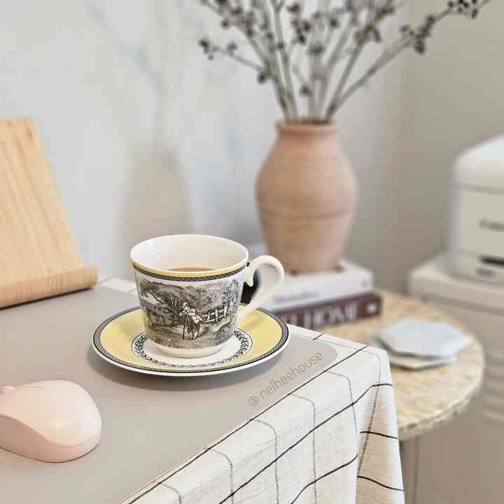 A cup of coffee boosts productivity at my home office ☕️

#homeoffice #homecafe #cozyroom #villeroyboch #neutralhome #minimal 