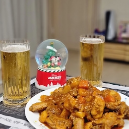 #오홈스토랑 #콘수프기록 #콘수프 #콘수프챌린지 #기록 #기록챌린지 #기록하는삶 #소통 #소통해요 #소통환영 #맞팔 #맞팔환영 #맞팔해요 #2일차기록 #2일차 #토요일 
안녕하세요 !
어제 홈플러스에서 장보고 왔는데요 !
닭볶음탕하려고 재료들을 사왔어요 ㅎㅎ
🌸 닭볶음탕 레시피 🌸  한마리기준
닭 잡내를 위해 끓인물에 월계수입과 후추를 넣고
닭을 넣어줍니다 !  약 1~2분 데치기만 해요 !
그리고 제일 중요한 소스레시피  🩷
- 고추장 2스푼
- 고춧가루 2스푼
- 진간장 3스푼
- 맛술 2스푼
- 설탕 1스푼
- 올리고당 2스푼 
- 다진마늘 1스푼
- 물 500ml 
- 통깨 취향것
재료들이 물에 잠길정도로  전부 넣고 끓이시면 되세요 !
그럼 맛있는 닭볶음탕이 완성된답니다 🌸