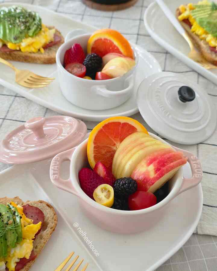 Fell in love with mini cocotte 🩷🤍

#staub #lecreuset #plating #brunch #platingshot #dinnerware #avocadotoast #dinnerware 