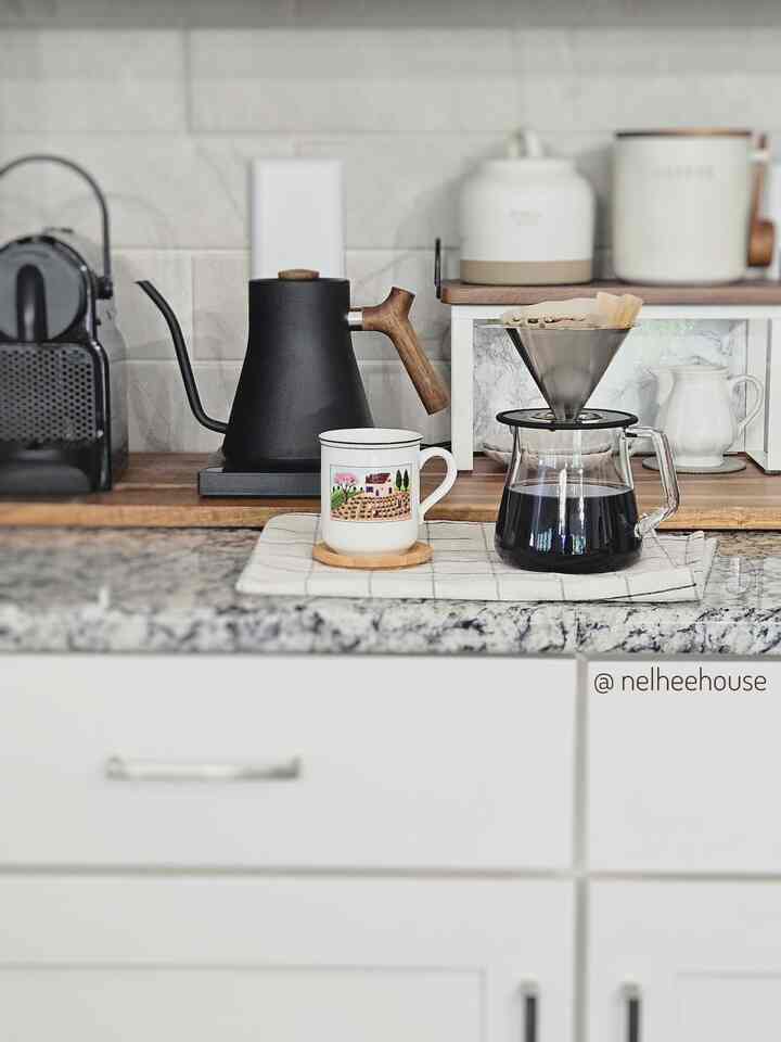 Coffee anyone?☕️
#coffeecup #coffeemachine #dripcoffee #coffeestation #mug #coffeepot #kitcheninterior #kitchendecoration 