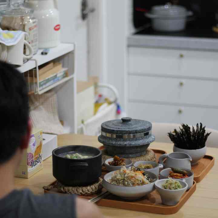牡蠣好きな婿を食べるとママが牡蠣をたくさん上げてくれて
日曜日にも特勤してきた夫の週末ごはんメニューは
お風呂＆炊飯で決定〜
（参考に私（娘）は牡蠣も食べないのにｗｗｗｗ）

昨日はどうしたら昼食、夕食をすべて外食で解決して
過食した私は良心的に今夜はスキップする 
旦那のホンバプに選ばれました。

しばらく前に＃ジャンス木工房イベントで受け取った 
ドングルスクエアトレイ3種を活用したが、 
そのおかげで、限定式の安らかな食卓が完成しました〜

＃私たちのおにぎり＃料理スターグラム
#daily #オーホームストーラン 

