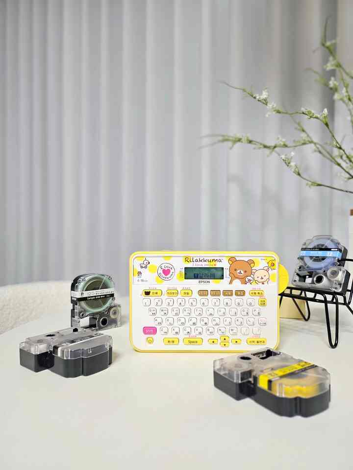 私の家はかわいいテム「リラックマラベルプリンター」です^^ 
最近、携帯電話で接続して使用するラベルプリンタを多く使用しています。 
この子は純粋にただ綺麗で購入したテムで数年前に買いましたが、これまでも充実して使っています。 

アプリの接続などが必要なく、ただキーボードのように打ってすぐに抜けばいい家族全員が必要なたびに見つけてよく使っています。  
書体が多様ではなく、ちょっと惜しいけど可愛いことで許しになりますね😁😁 

＃かわいいテム最高の7＃コンスープ記録
＃パッパル＃パトパルウェルカム品 #デスク飾り #デスク整理 #キッチン整理 

