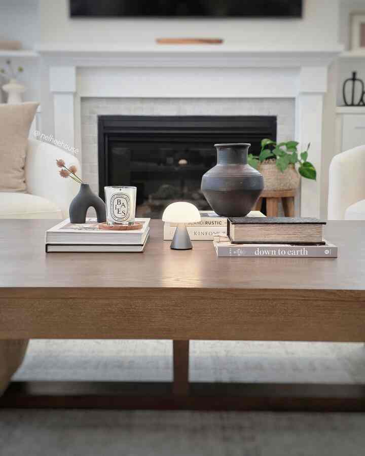 Jazz up a coffee table 😘
#coffeetable #livingroomtable #livingroomdecor #livingroom #coffeetablestyling #portablelamp