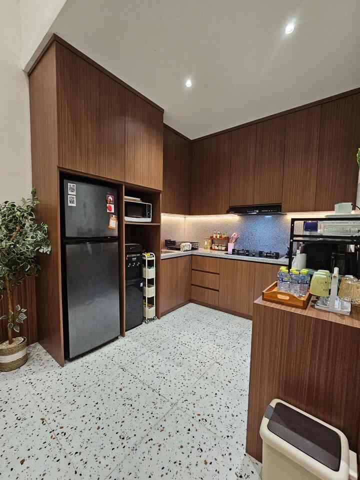 Dapur yang tertata rapi dan teroganisir menjadi kunci kenyamanan ketika memasak.  Selain menghemat waktu di dalam mencari alat-alat, bahan-bahan dan bumbu-bumbu memasak, tentu saja dapur yang rapi lebih sedap dipandang.

Kabinet kitchen set custom yang saya buat pada saat renovasi memang tidak memiliki sekat alias plong begitu saja, karena pada saat itu mengejar waktu dan sudah harus kerjar tayang 😅. Sehingga saya memutuskan untuk menggunakan beberapa rak dapur tambahan agar space di dalam kabinet dapat dimanfaatkan dengan lebih maksimal. 

Untuk beberapa bumbu dapur dan tepung-tepung yang sesekali digunakan untuk memasak, saya letakkan pada rak troli tambahan beroda, yang cukup slim dan ternyata pas sekali diletakkan di dalam satu kabinet bersebelahan dengan dispenser.  Hal tersebut juga agar counter top dapur tidak terlalu ramai, dan hanya bumbu utama memasak saja yang saya letakkan di atasnya, seperti garam, lada, penyedap dan minyak goreng. 

Masih banyak sebenarnya bagian dari kabinet kitchen set ini yang harus dirapikan, but one step at a time ☺️

#LantaiTerrazo
#RakDapur
#RakTroliDapur
#RakGelas
#WoodenTray
#KitchenSet
#KitchenSetMinimalis
#KitchenOrganization
#DapurRapi
#PenyimpananDapur