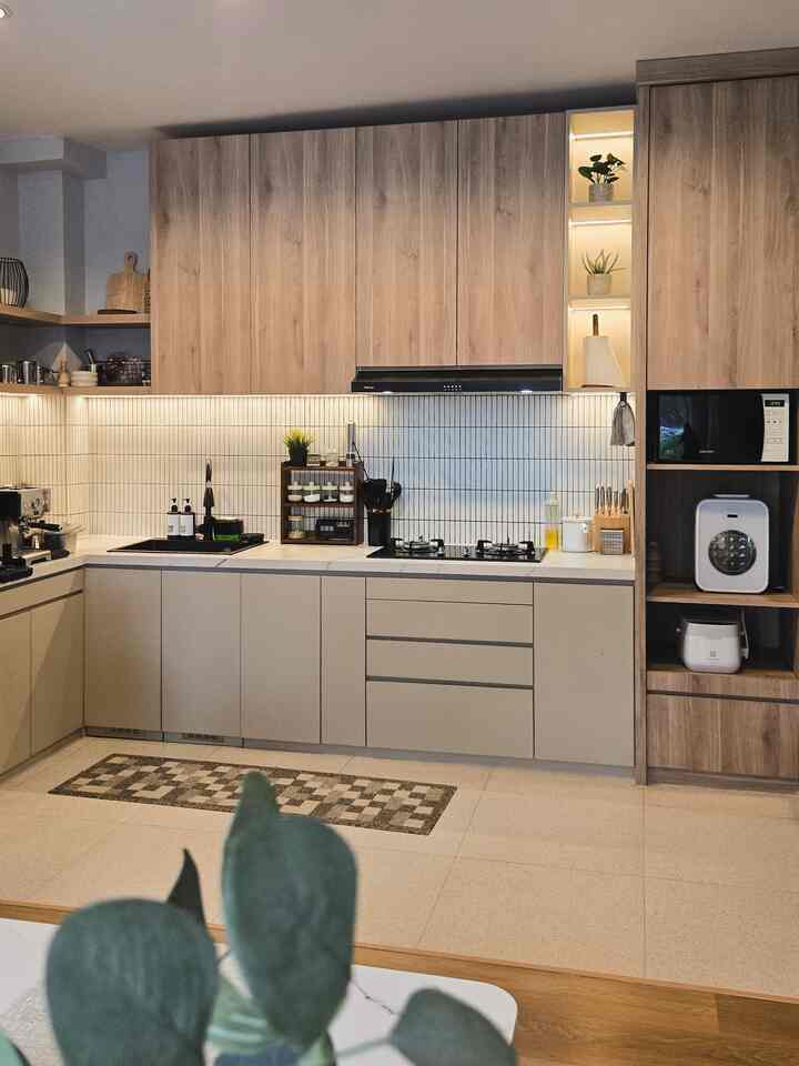 Buka bukaan isi dapur! 

Selain nentuin design kitchenset mau kaya apa, yang ga kalah penting itu nentuin perlu tempat nyimpen apa aja di kabinetnya supaya bisa disesuaiin sama kebutuhan dan kebiasaan masing2. 

Nah karena aku pingin top table itu rapih ga banyak barang makanya prioritasku:

✨️ Siapin tempat galon dan alat bebersih di bawah sink.
✨️ Ada tempat gas dan tong sampah tersembunyi.
✨️ Ada rak bumbu dan botol2 tinggi seperti kecap, saus tiram, dll. Sementara untuk seasoning yang sering dipake seperti lada, garam, totole tetap ditaro di rak bumbu diatas top table supaya lebih mudah jangkaunya.
✨️ Ada kompartmen buat alat2 makan seperti sendok, garpu, sumpit, dll.
✨️ Tempat panci tarik supaya bisa digantung jadi ga lecet dan numpuk2.


#RakBumbu
#KitchenOrganization
#DapurRapi
#PenyimpananDapur