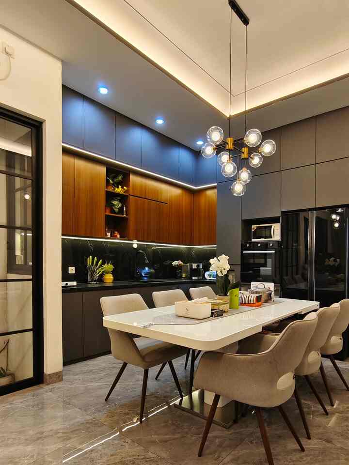 Kitchen Organize yang ramah
1. Tempat penyimpanan panci yang letaknya di kabinet bawah memudahkan saya dan anak-anak dalam menjangkaunya, sistem Rel juga membuat panci tidak ditumpuk, hal ini bermanfaat untuk menjaga kualitas panci agar tidak tergores selain itu juga memudahkan siapapun dalam mengambilnya.

2. Rak sekat Sendkk Garpu, sekat ini sangat berguna untuk membuat rapih penyimpanan alat makan, juga memudahkan anak-anak mengambil alat makan sesuai kebutuhannya

3. Laci piring mangkok khusus untuk alat makan ramah anak, di laci tengah sengaja di isi piring dan mangkok juga gelas berbahan plastik yang ramah anak, penempatan di laci kedua agar yang kecil bisa tetap menjangkaunya dengan mudah.

4. Laci khusus Gelas kaca, sengaja dibuat khusus wadah gelas berbahan kaca terpisah dari yang plastik agar tidak dijangkau anak-anak. Hal ini dirasa lebih aman untuk anak-anak, agar meminimalisir gelas pecah.

5. Rak piring khusus berbahan keramik dan kaca di atas, sengaja di letakkan di atas agar tidak di jangkau anak-anak.

6. Rak Panci besar, untuk panci besar di letakan di kabinet atas karena menyesuaikan intensitas pemakaiannya yang dirasa jarang. 

7. Rak khusus alat dan bahan membuat Kopi, sengaja di buatkan rak khusus agar memudahkan ketika hendak membuat kopi

#dapurmodern
#aicatoughtop
#keranenchanting
#komporlistrik
#KitchenOrganization
#DapurRapi
#PenyimpananDapur

#RelPanci
#SekatSendok
#rakpiring
