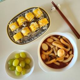 #콘수프기록 
#내돈내산  9
우리 중딩이 분식~~
죠~~~~오기  길게 되어 있는 떡볶이 떡 ^~
저거 누들떡인데 우리 중딩이가 진짜 잘 먹는 
떡볶이에요  
풀무원에서 만든건데 양념도 맛나구요~~
메추리알 깐거 늘 쟁여놓고
장조림도 하지만 삶은계란 대신
메추리알 넣어 주기도 해요
계란 주먹밥은
볶은햄 김가루 넣고 주먹밥 만들고나후
계란지단 만들어 주먹밥에 말아주었어요
요거 진짜 맛남😁
맛있게 먹고
학원에서 졸지 말구 열심히닷😄
#분식  #풀무원 #풀무원누들떡볶이
#떡볶이 #떡볶이밀키트 #계란주먹밥
#집에서제일바빠 #홈쿡 #홈스토랑 
#플레이팅 #플레이팅필살템 #오늘장면한컷 