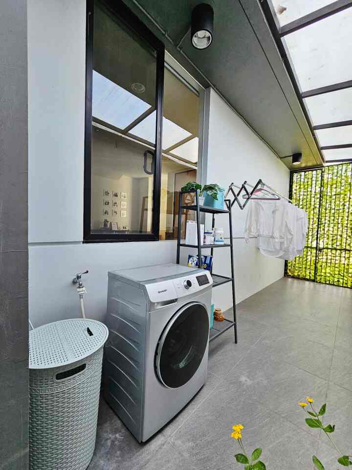 Area laundry dan jemuran di rumah saya terletak di bagian samping rumah, dan dapat diakses baik langsung dari luar maupun dari dalam rumah. Bagian atas area laundry saya tutup sepenuhnya dengan kanopi polycarbonate agar saya tidak perlu khawatir meninggalkan jemuran ketika saya ke kantor dan turun hujan.

Tidak terlalu banyak dekorasi di area laundry dan jemuran ini untuk menghindari penumpukan debu karena letaknya di luar bangunan rumah. Jadi dengan dekorasi minimalis, membersihkannya juga tidak terlalu sulit dan memakan waktu.

Untuk menyimpan perlengkapan mencuci seperti deterjen, saya hanya menggunakan rak minimalis Lerberg dari Ikea, dilengkapi dengan tanaman artificial sebagai pemanis.

Jemuran yang menempel di dinding juga saya pilih agar ketika tidak digunakan dapat dilipat ke tembok dan area menjadi lebih lega.

#lantaikeramik
#jemurantempeldinding
#laundryarea
#raksusun
#stylingarealaundry
#arealaundryminimalis
#laundryroom