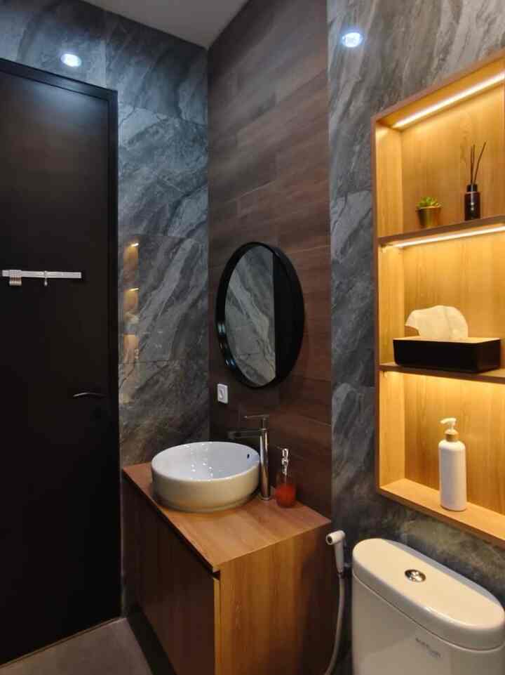 Membuat Kamar Mandi Tamu tetap nyaman walau dilahan selebar 1,2 m.

1. Gunakan pintu minimalis dengan lebar 60cm agar ruangan tetap bisa maksimal

2. Meja wastafel gantung agar ruangan terasa lebih luas 

3. Membuat Rak tanam dinding agar ruangan tidak terasa sempit 

4. Menggunakan warna terang pada dinding untuk memberikan efek luas pada Ruangan

gimana menurut tetangga? ☺️

#kamarmandi
#kamarmanditamu
#kamarmandikecil
#granitabu
#cerminbulat
#wastafelbulat
#raktanamdinding
#raktanam
#kabinetgantung
