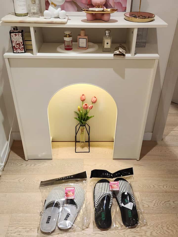 ピンクの室内化待ってたら…ブラックが来ました。

今日のガーデンは3回目、4回目の収穫で受け取った室内化です。
最初の収穫したスープボールはまだ忘れてしまいました。

室内化が到着して忘れられた悲しみがちょっと癒されました。実はピンク色が欲しかったけどグレーが来て「え？」しました。 

ところでブラックまで来て並んで置くと思ったよりきれいなことがありますよね？  #오가든수확 #슬리퍼

