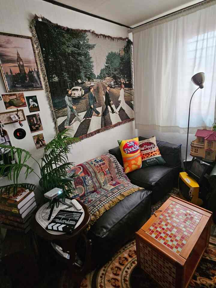 ヴィンテージ感のあるコンパクトなリビングルーム、フラジアのビーンバッグソファとビートルズのウォールデコが調和した温かみのあるインテリア